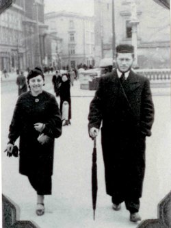 Chaim Yitzchok and Chayele Wolgelernter in Krakow, late 1930s
